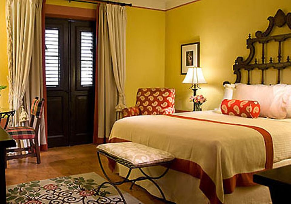 In kräftigen Farben sind die Zimmer des Hotels El Convento eingerichtet.