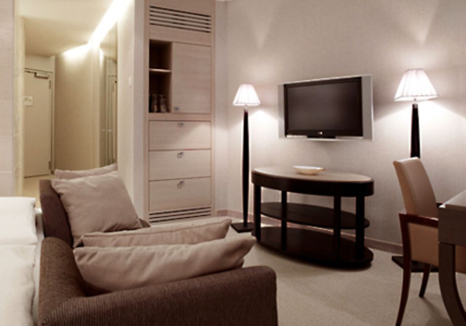 Die Wohnbereiche des "QF" Hotels verfügen über Flachbildfernseher und gemütliche Sitzgruppen.