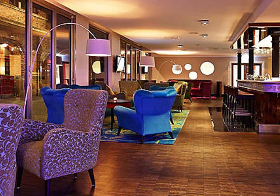 Die Lobby des Hotels ist mit modernen Möbeln in poppigen Farben eingerichtet.