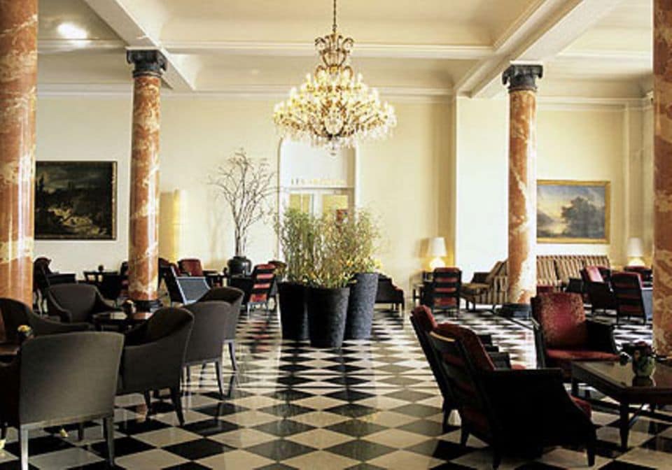 In der Lobby des Palace Luzern entspannt man abends bei Klaviermusik.