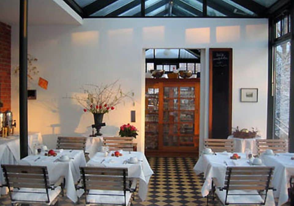 Das urige Wintergarten-Restaurant des Seehotels Neuklostersee.