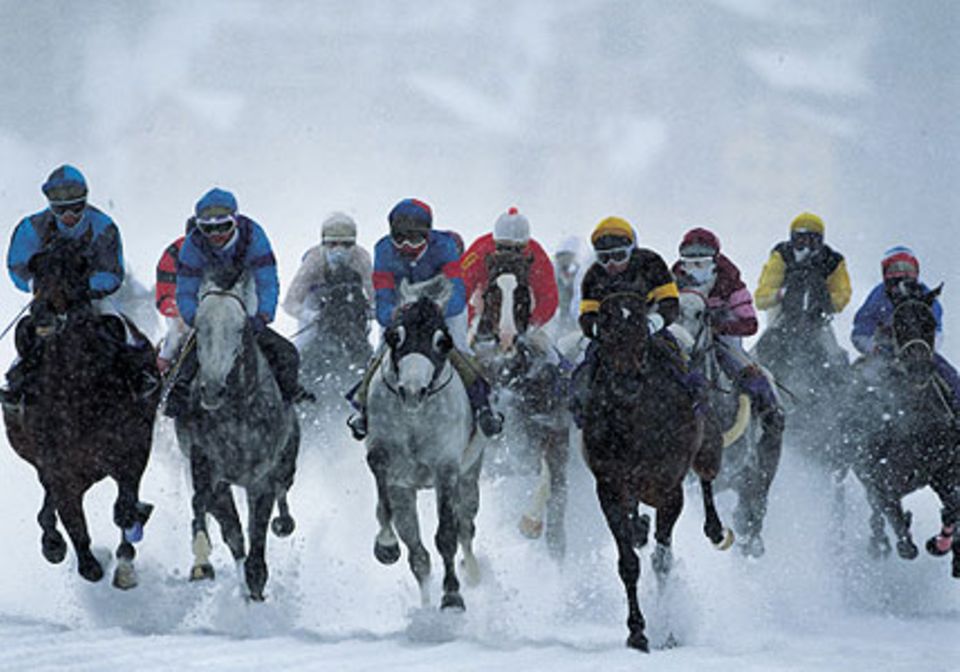 Das Pferderennen auf dem zugefrorenen See von St. Moritz gehört zu den Highlights der Saison.