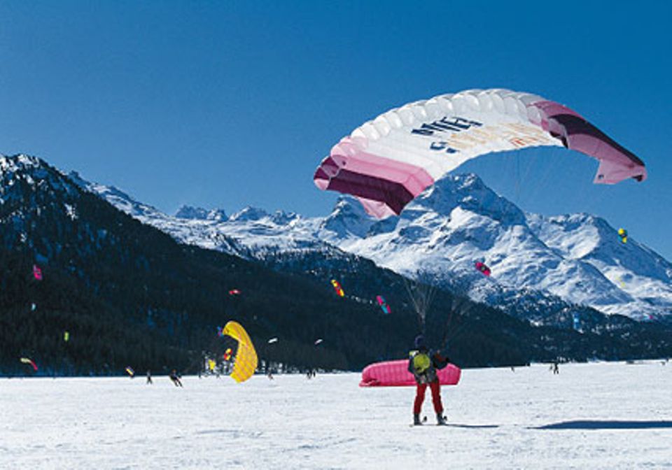 Der zugefrorene Silvaplanersee in Graubünden ist perfekt zum Kitesegeln.