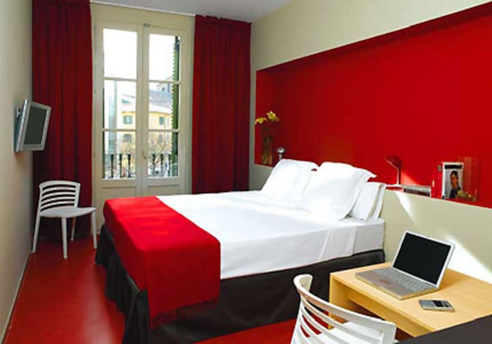 In klarem Schwarz-Rot-Weiß sind die Zimmer des Hotels Ciutat Villa gehalten.