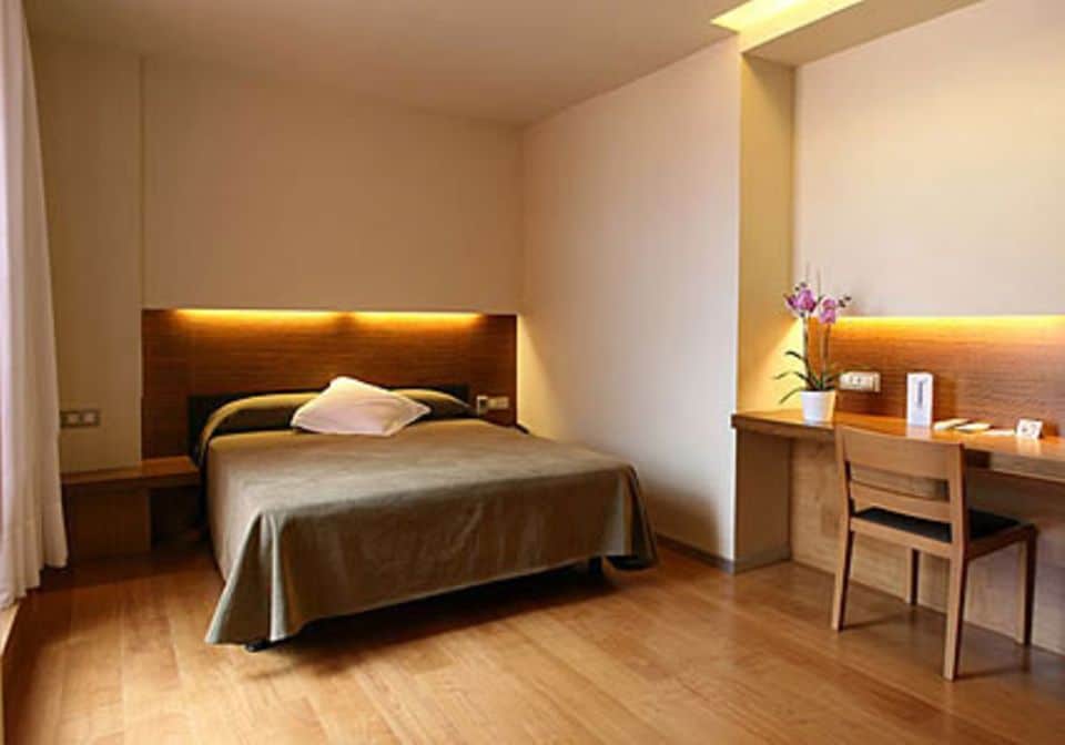 Puristisch aber mit warmen Materialien eingerichtet: Das Hotel Turin in Barcelona.
