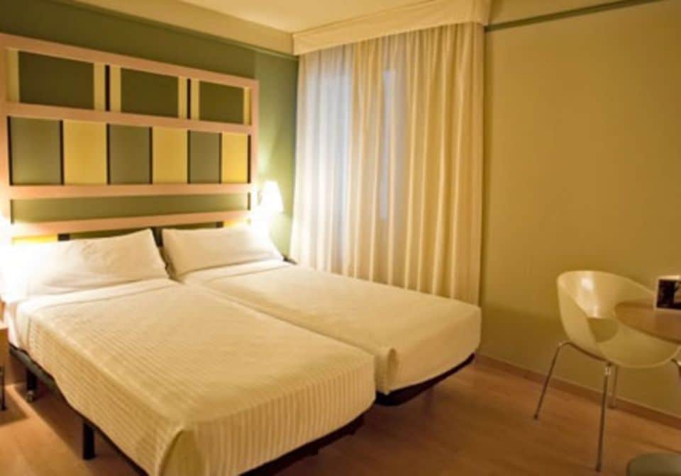 Die Zimmer sind modern, aber auch schlicht eingerichtet: Hotel "Ciutat Vellae" in Barcelona.