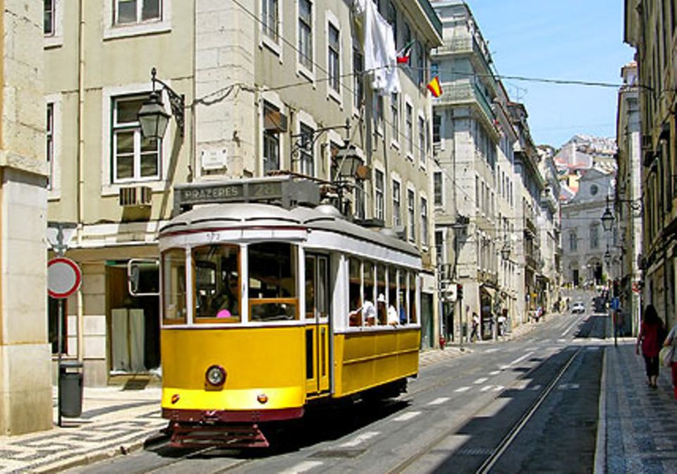 Die alte Straßenbahn Lissabons erklimmt selbst die stärkste Steigungen