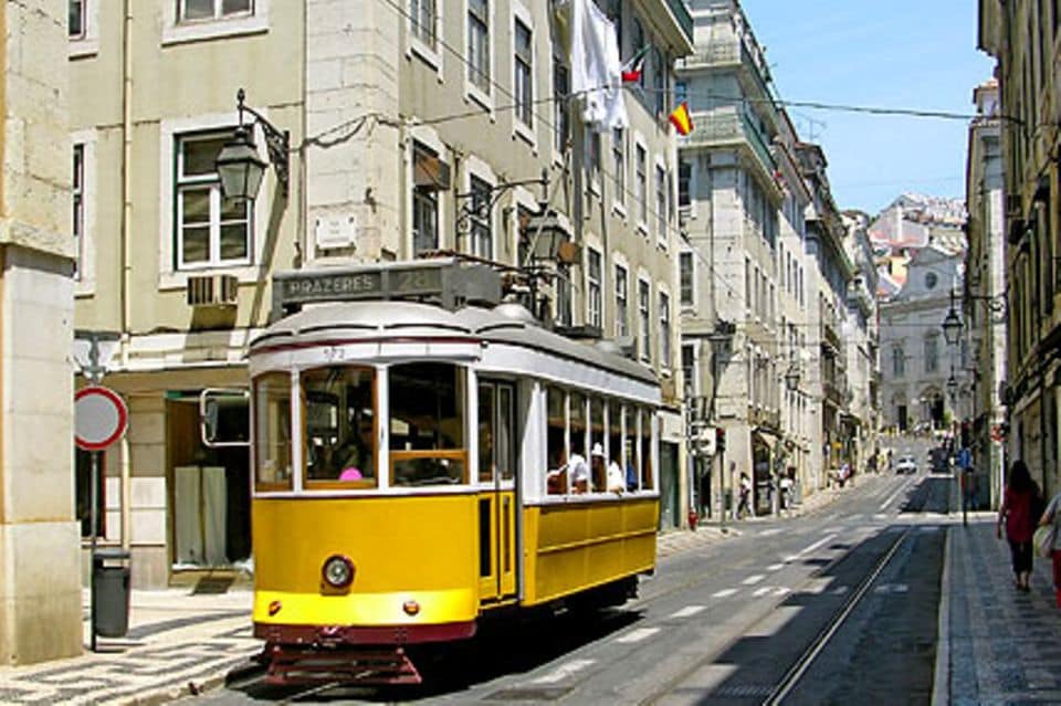 Die alte Straßenbahn Lissabons erklimmt selbst die stärkste Steigungen