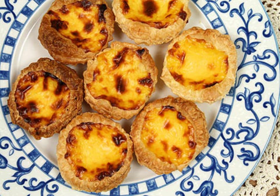 Köstlich: Pastéis de Belém, mit Puddingcreme gefüllte Blätterteigtörtchen.