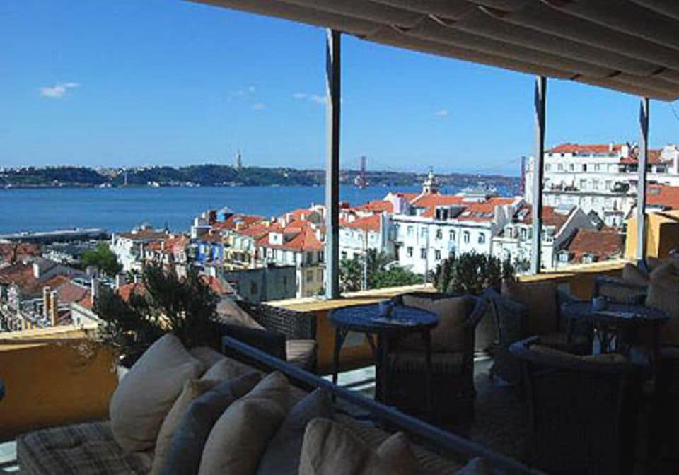 Wunderschönes Lissabon: Von der Dachterrasse des Hotels blickt man aufs Meer.