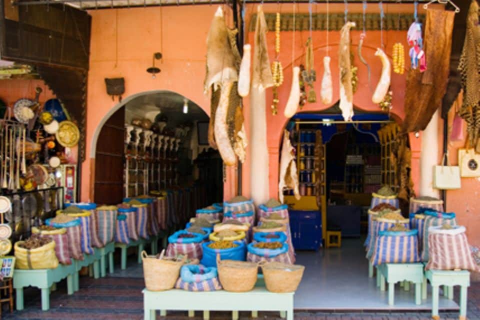 In den zahlreichen kleinen Läden Marrakeschs gibt es viel zu entdecken: Gewürze, Stoffe, Möbel und Wohnaccessoires.