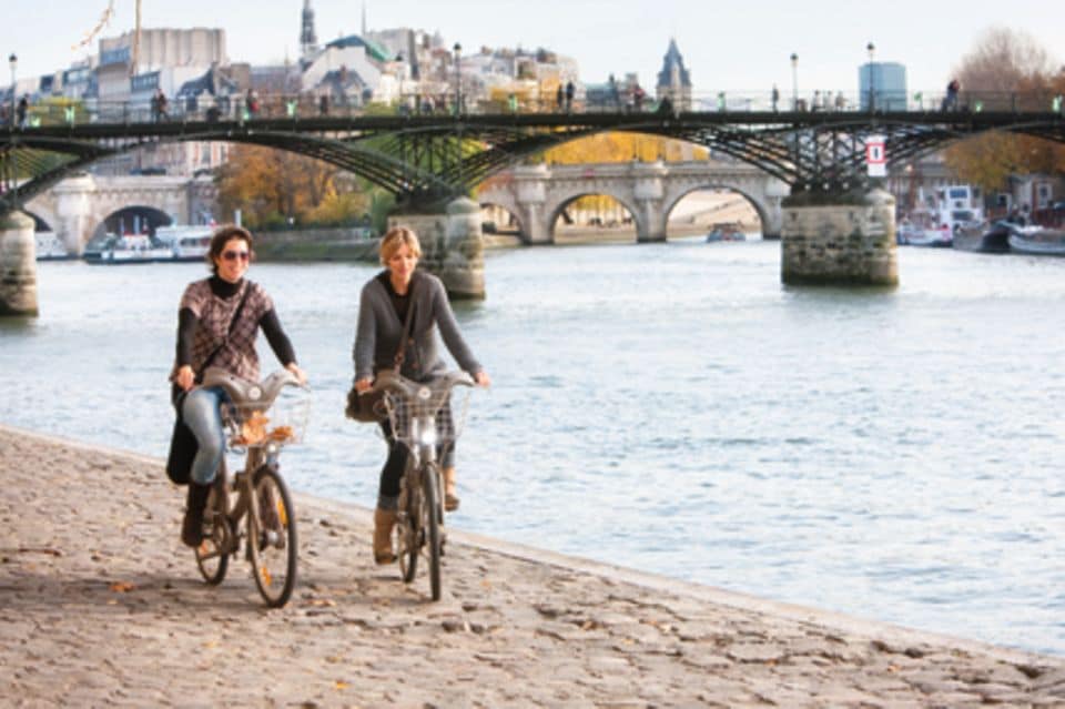 Mit dem Fahrrad lässt sich die Stadt der Liebe ganz wunderbar entdecken.