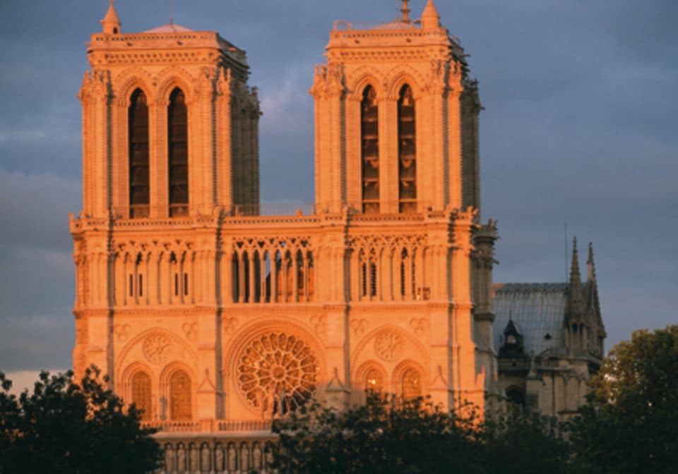 Einen der schönsten Aussichtspunkte bei Sonnenuntergang bietet der Notre Dame.