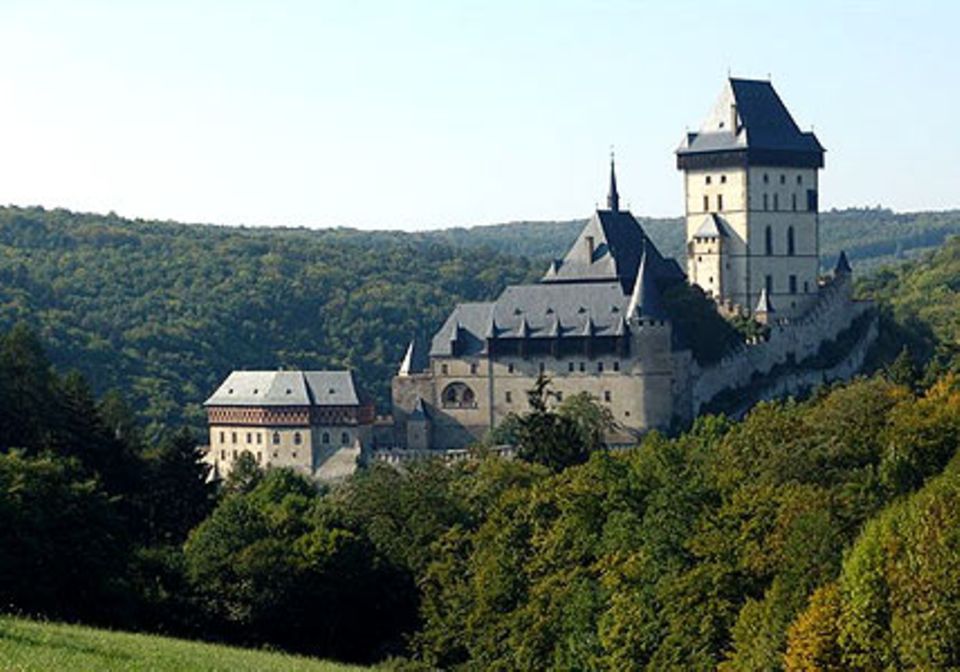 Die Burg Karlstein ist ein beliebtes Ausflugsziel in Prag.