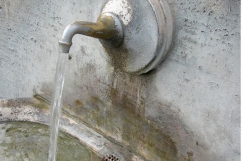 Trink-Tankstelle: die Trinkwasserbrunnen sind überall in Rom zu finden.