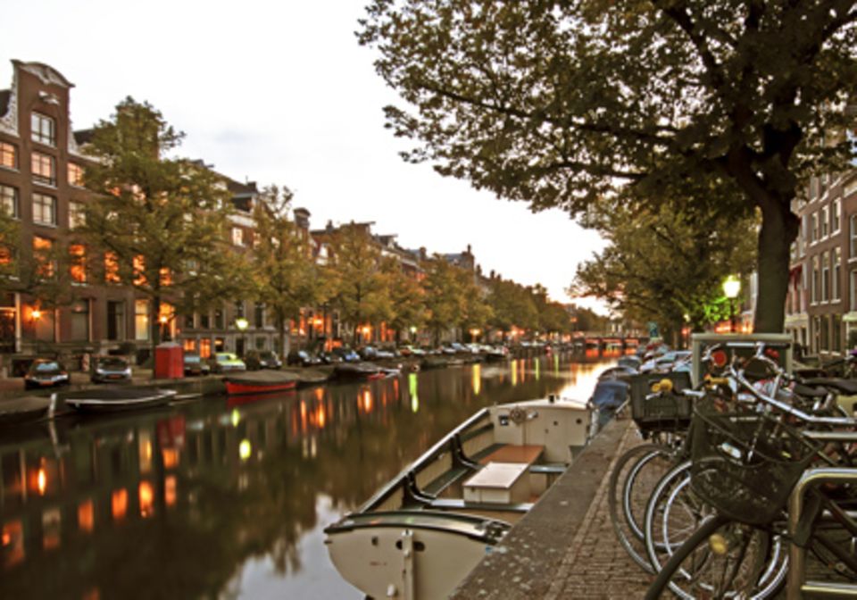Boote und Fahrräder sind die liebsten Fortbewegungsmittel der Amsterdamer.