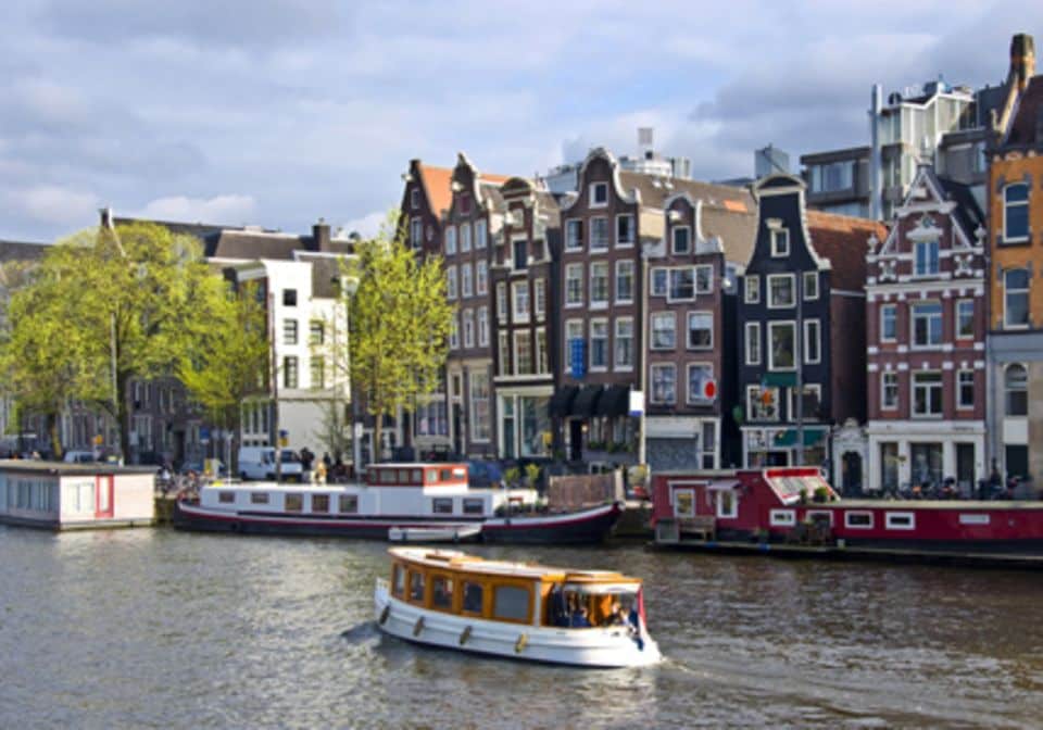 Bei einer Grachtenrundfahrt vom Wasser aus der Schwanenperspektive Amsterdam erkunden.
