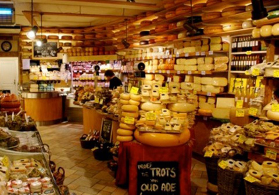 Käse bis unter die Decke: De Kaaskamer van Amsterdam hat über 400 Käsesorten im Angebot.