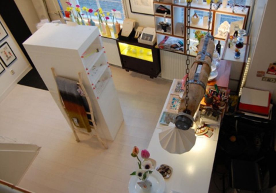 Lokale und internationale Künstler stellen ihre Kunstwerke im Shop "Mini Shopping Center of Cool" aus.