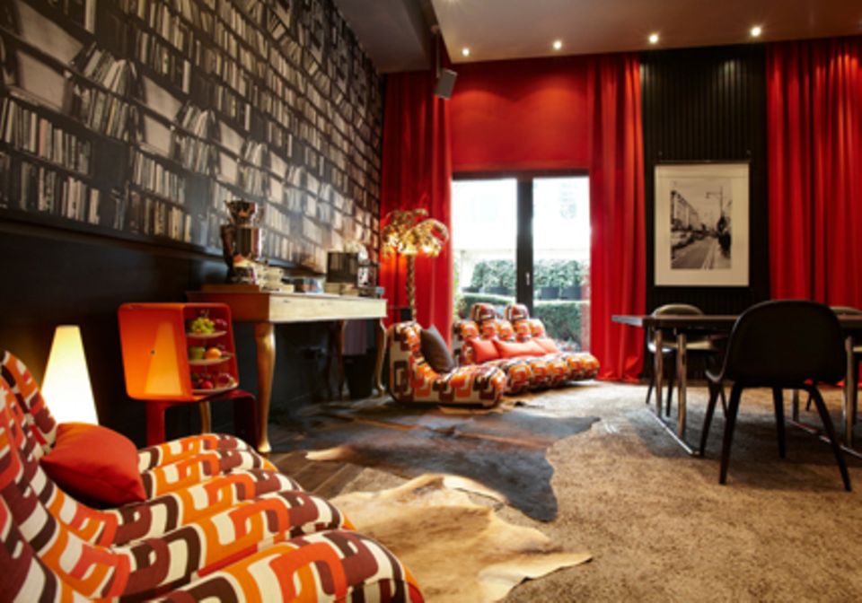 Der Clubroom im "George" ist urig eingerichtet: Kuhfell, Teppich, dicke Vorhänge.
