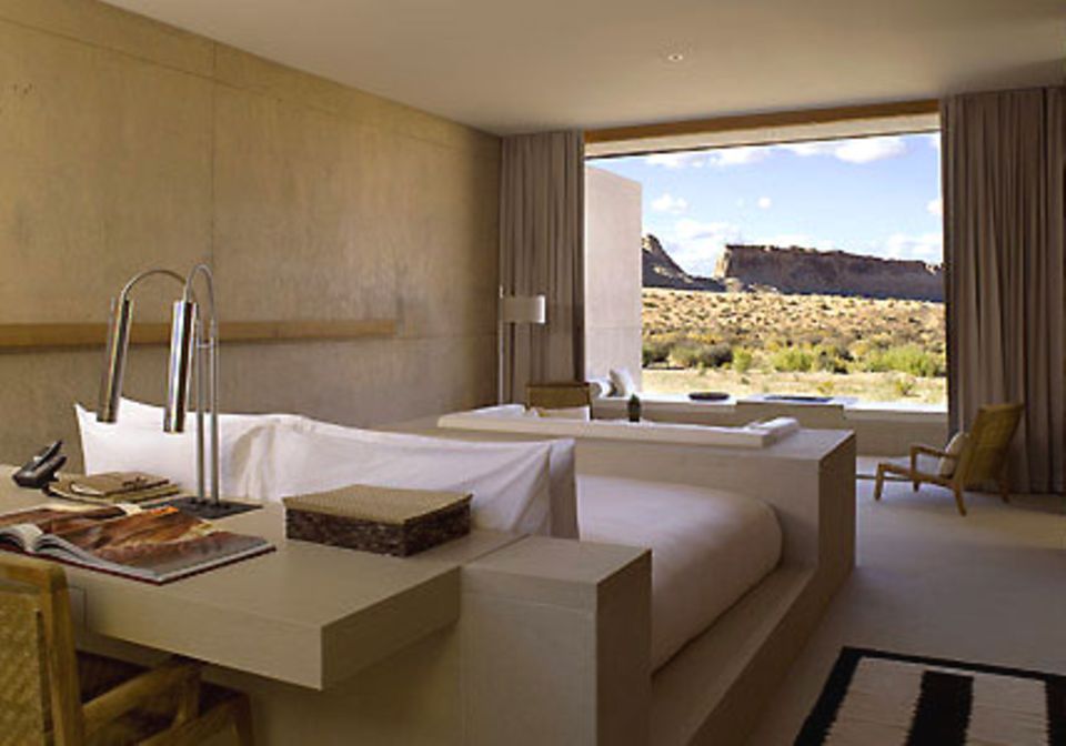 In den puristisch eingerichteten Zimmern lenkt nichts von der Aussicht in die Wüste ab.