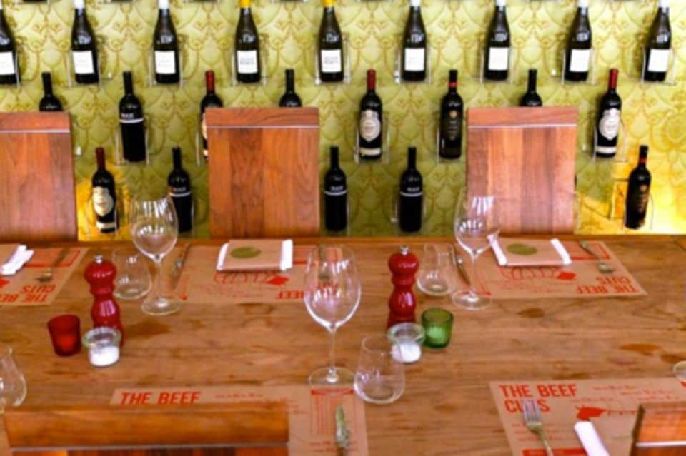 Die Tischdekoration auf den rustikalen Holztischen ist reduziert schlicht. Das Essen und der Wein sprechen eben für sich.