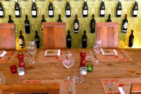 Die Tischdekoration auf den rustikalen Holztischen ist reduziert schlicht. Das Essen und der Wein sprechen eben für sich.