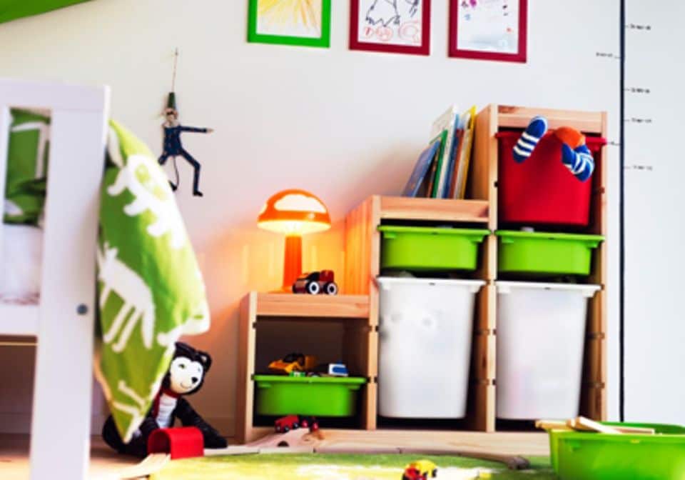 Das Ordnungssystem für Spielzeug und Kuscheltiere sollte möglichst einfach sein! Gut eignet sich die Aufbewahrung fürs Kinderzimmer von Ikea.
