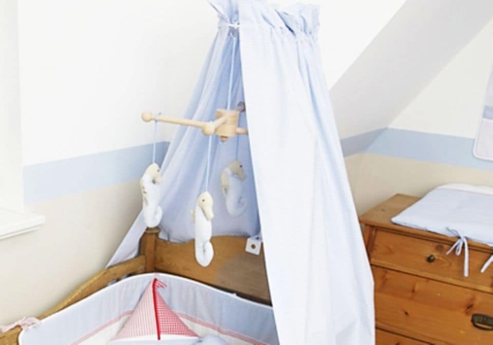 Babyzimmer: Ein Himmel aus zartem Stoff sorgt für Geborgenheit. Foto: Hansekind