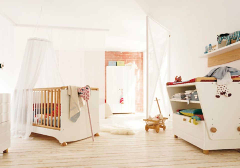 Babyzimmer: Mit etwa 6 Monaten ist ein Babybett sinnvoll. Foto: Hülsta