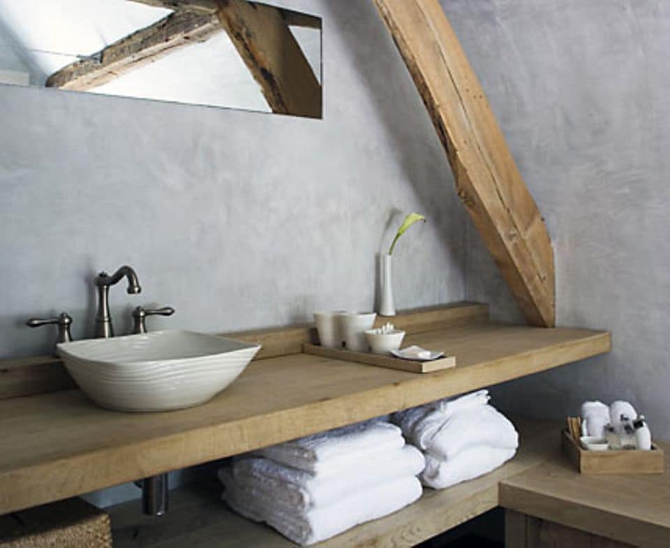 Der Waschtisch ist zentrales Element und prägt den Stil des Badezimmers. (Waschtischlösung auf dem Foto: Eigenbau / Tischler)