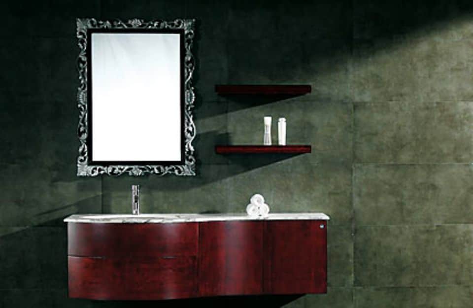 Das Badmöbel aus rot lackiertem Nussholz wirkt auf der steinernen Wand besonders elegant. Waschtisch von www.luxor24.com
