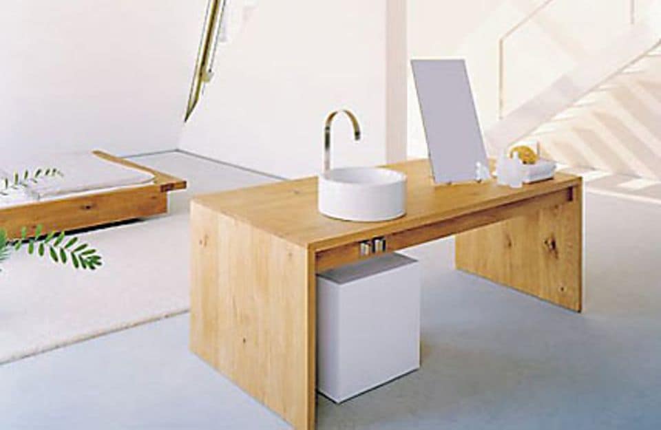 Für das natürliche Wellness-Gefühl im Badezimmer eignen sich Badmöbel aus Holz. Waschtisch "Toba" von www.e15.com