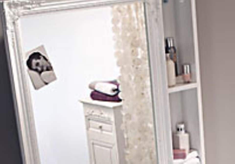 Badmöbel mit Ordnungssinn: Ein Spiegelschrank bietet ein Versteck für Zahnbürtse & Co. Erhältlich bei www.impressionen.de