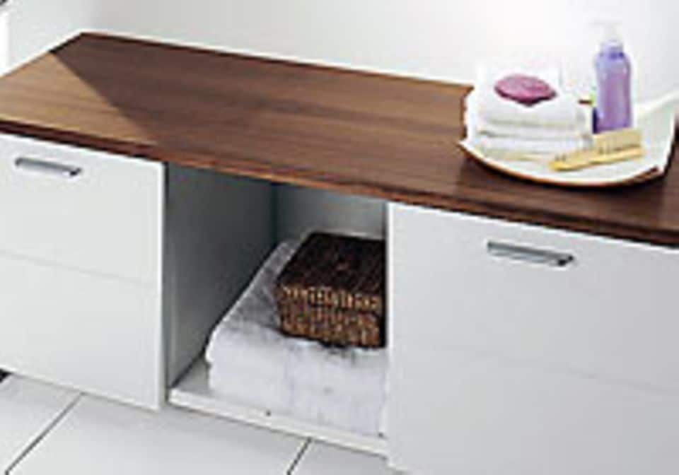 Praktisch: Dieses Badmöbel ist Sitzfläche und Schrank in Einem. Beziehbar über www.heine.de