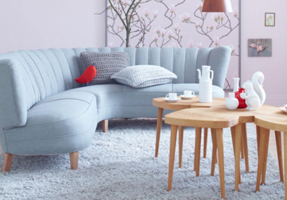 Zeit zum Relaxen!: Softe Farben: Die pastellblaue Couch harmoniert wunderbar mit den zarten Rosatönen.