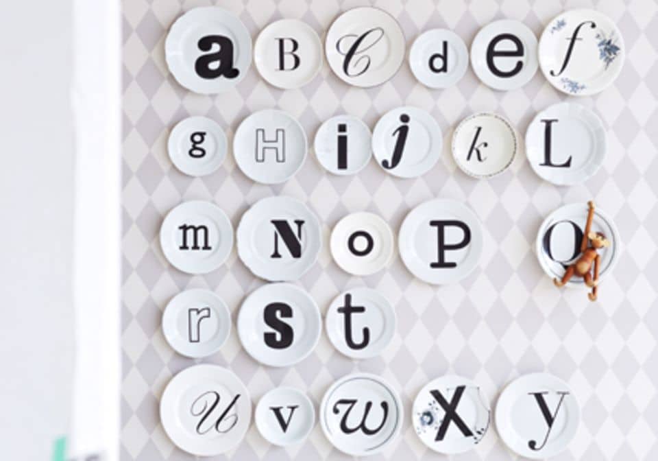 Buchstaben machen verleihen alten, weißen Tellern eine Extraportion Style.