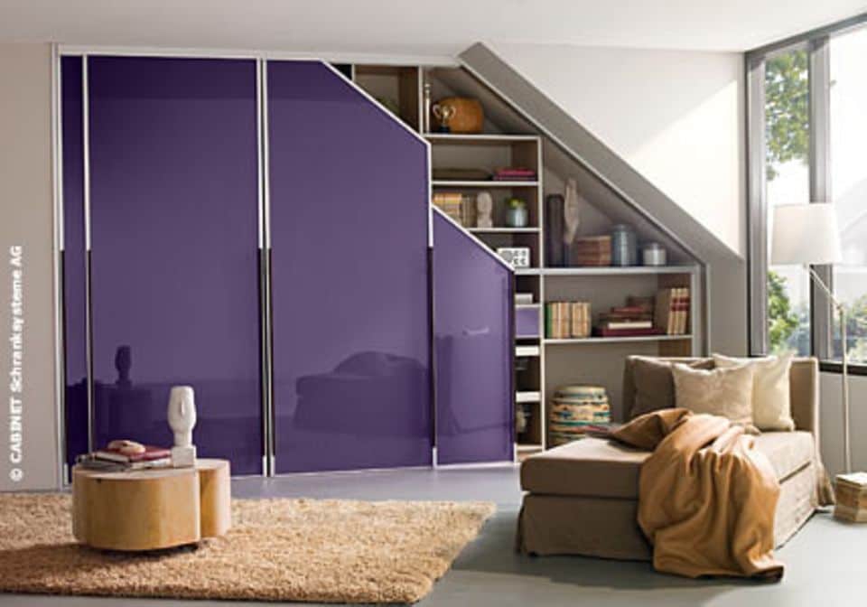 Ein Einbau-Kleiderschrank ist maßgefertigt und nutzt vorhandenen Raum optimal. www.cabinet.de