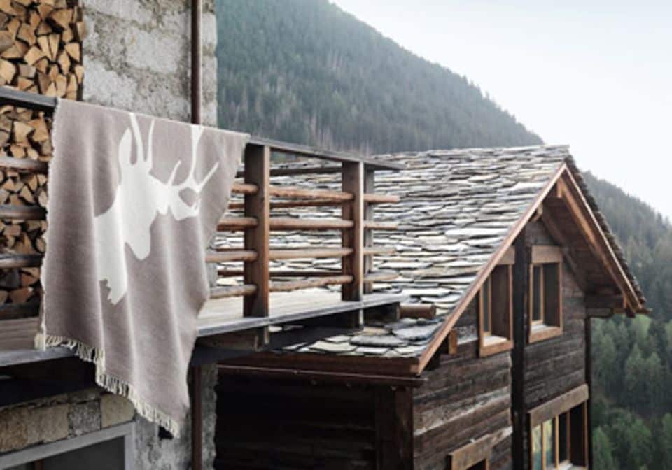 Hüttenstil: Waldtiere als Motive auf Textilien passen perfekt zum Alpenlook. Foto: www.ikea.de