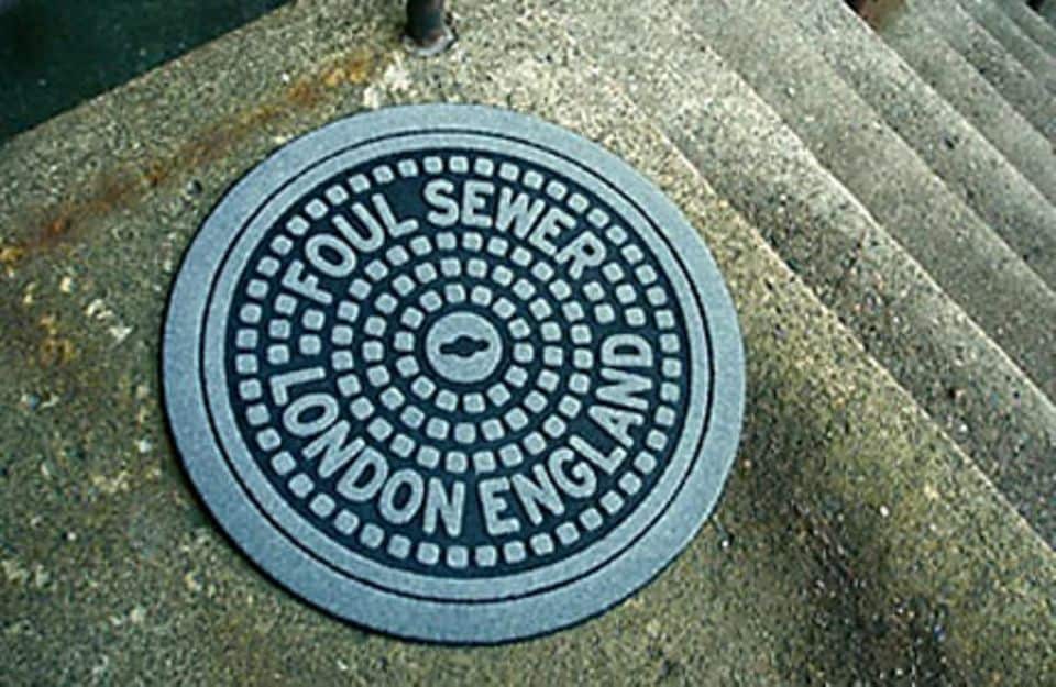 London-Feeling: Diese Fußmatte ahmt die Kanaldeckel der britischen Metropole nach. Gesehen bei: http: www.styleon.de