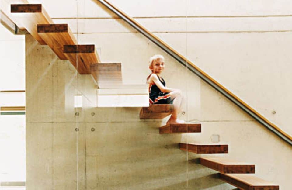 Frei schwebende Treppe aus Holz: dezent und edel