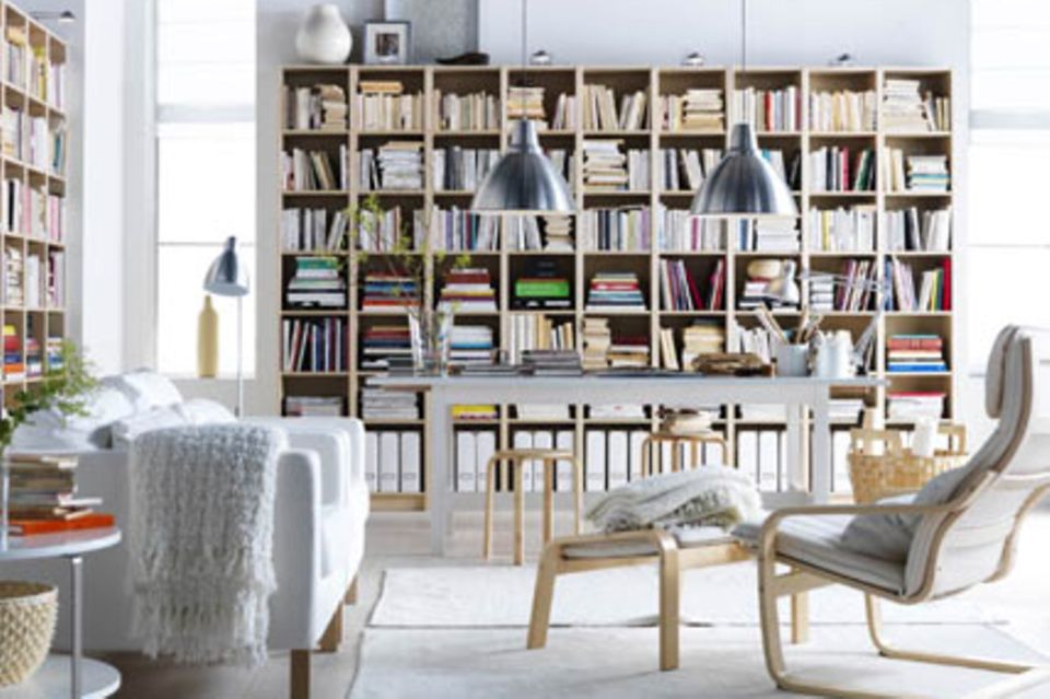 Kombinieren Sie Weiß mit Möbeln aus hellen Hölzern, und Sie erhalten eine helle freundliche Wohnatmosphäre im Raum. Alle Produkte von Ikea. Foto: Ikea