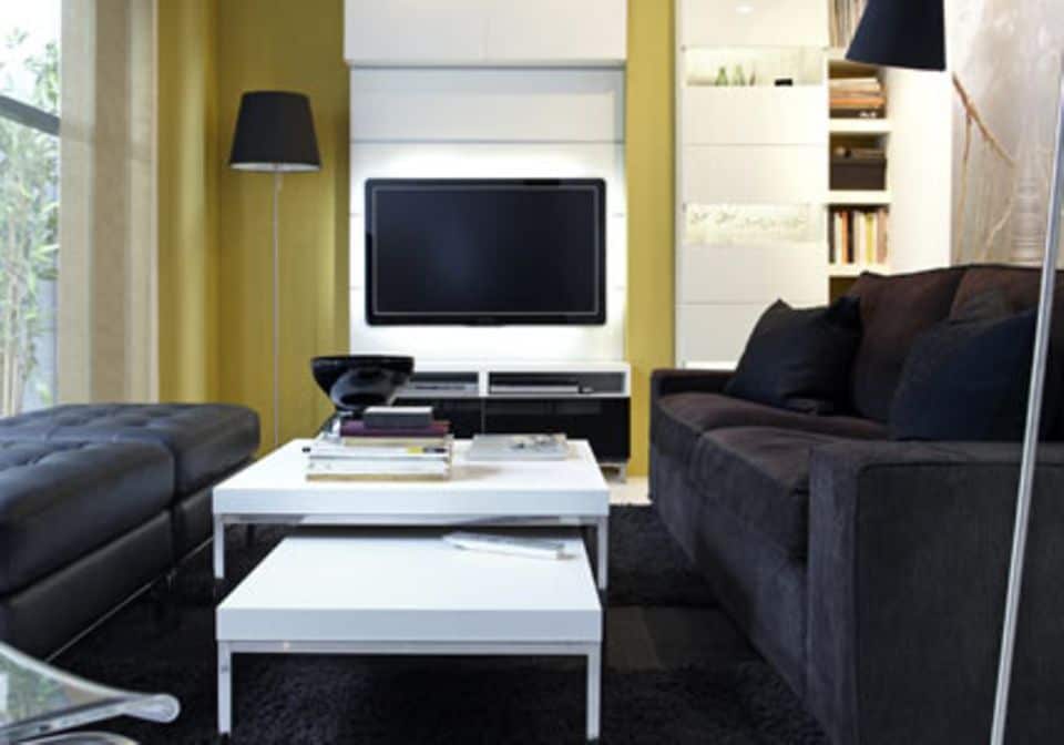 Weiß und Schwarz ist ein starkes Farbduo, mit dem Sie Eleganz in Ihre Wohnung bringen. Alle Produkte von Ikea. Foto: Ikea