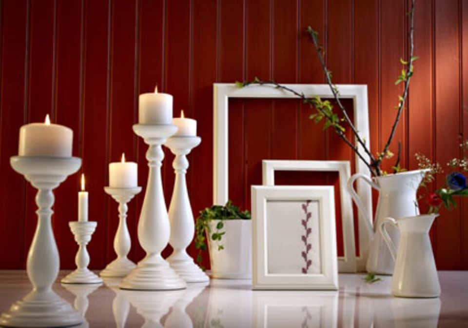 Typisch für den klassischen Landhausstil: die Kombination von Weiß und Rot. Alle Produkte von Ikea. Foto: Ikea