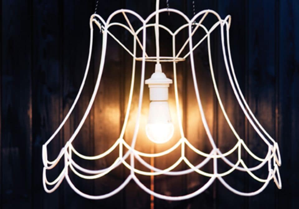 LED-Lampen halten bis zu 25.000 Stunden und leuchten bei einer Farbtemperatur zwischen 2.200 bis 2.700 Kelvin angenehm warm.
