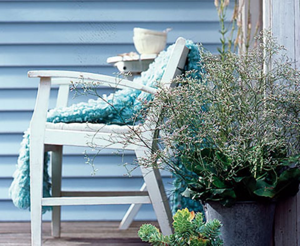 Möbel und Textilien in zarten Blautönen schenken der Terrasse einen erfrischenden Look.