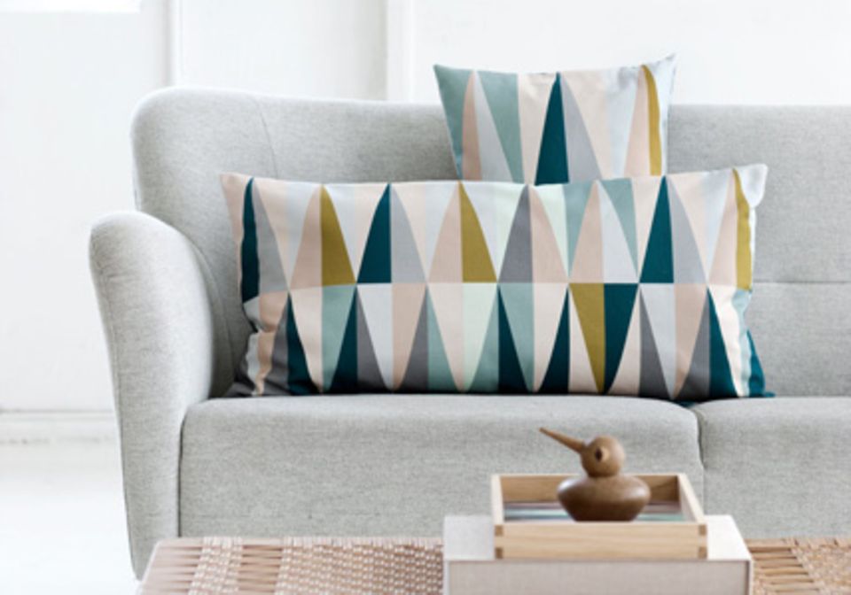 Muster aus Skandinavien: Das Kissen mit Dreiecks-Muster kommt in dezenten Pastellfarben. Foto: Ferm Living