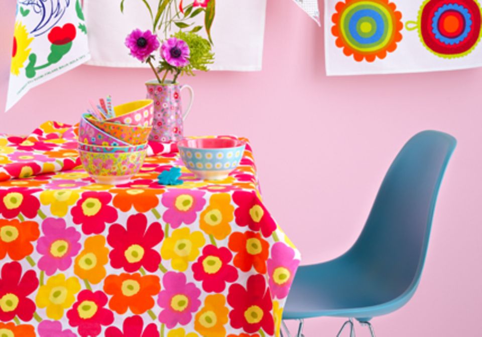 Farbenfrohe Muster sorgen für Stimmung zu Hause: Tischdecke mit Blumenprint "Unikko" von Marimekko.