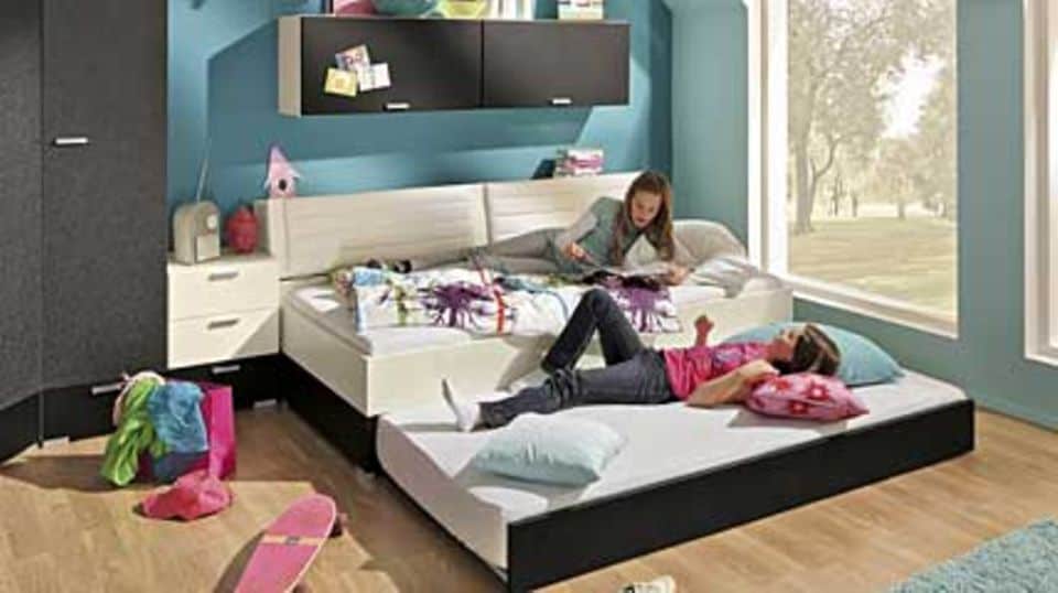 Das ausklappbare Bett "Oasis" bietet auch Freunden Platz zum Übernachten. Die Bettwäsche bleibt im Bettkasen am Kopfende unsichtbar. Fotos: Musterring
