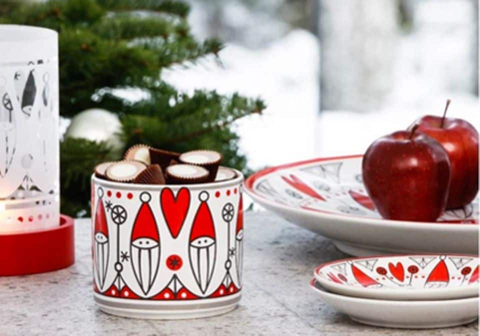 Das dezente Weihnachtsmann-Motiv in den Farben Rot, Weiß und Schwarz findet sich auf Tellern, Dosen und Kerzenhaltern. Foto: Sagaform